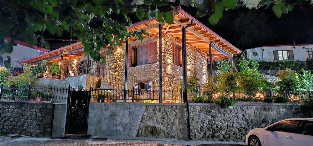 Gîte pour 2 personnes, avec vue ainsi que balcon et jardin dans Kalambáka