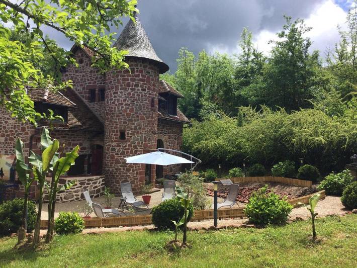 Location de vacances pour 8 personnes, avec piscine et vue ainsi que jardin et sauna, animaux acceptés à Collonges-la-Rouge - 2