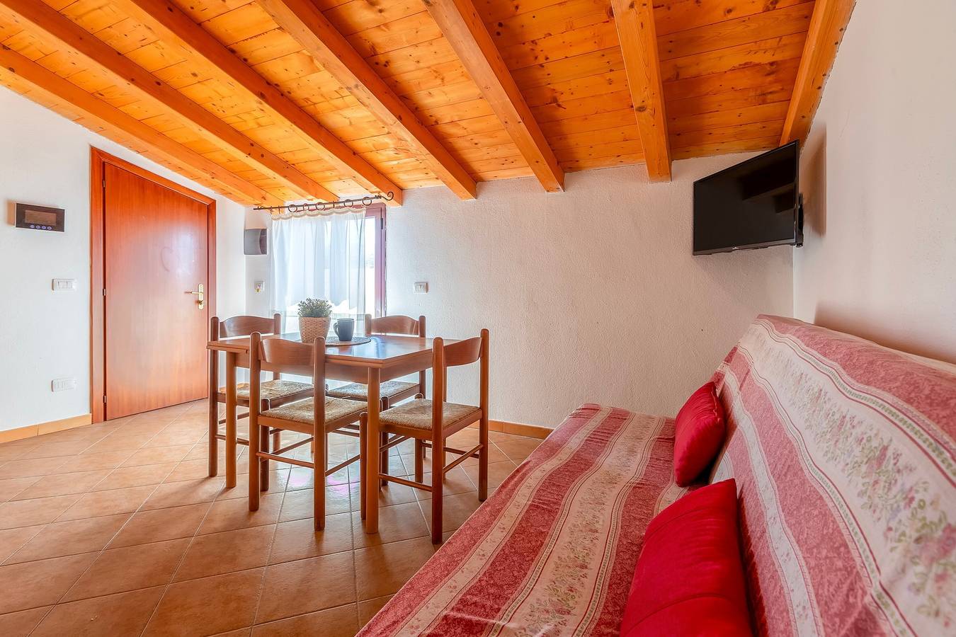 Appartement entier, Appartement 'Vista Porto Mansarda' avec terrasse partagée, Wi-Fi et climatisation in Trinità d'Agultu e Vignola, Olbia-Tempio