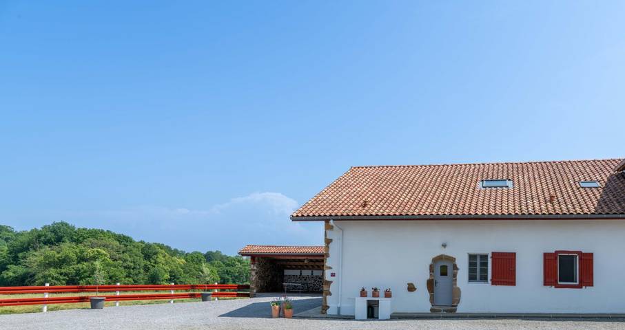 Location de vacances pour 15 personnes, avec terrasse et piscine en Pyrénées-Atlantiques - 3