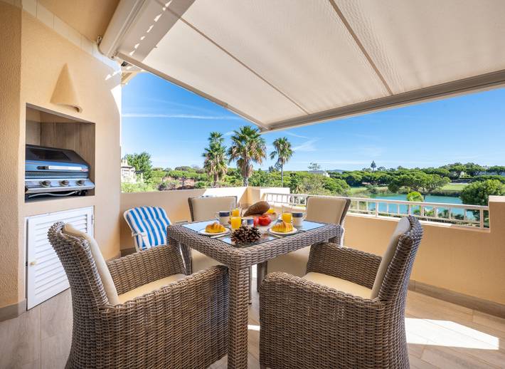 Apartment for 4 people, with view and balcony as well as children pool and lake view in Quinta do Lago