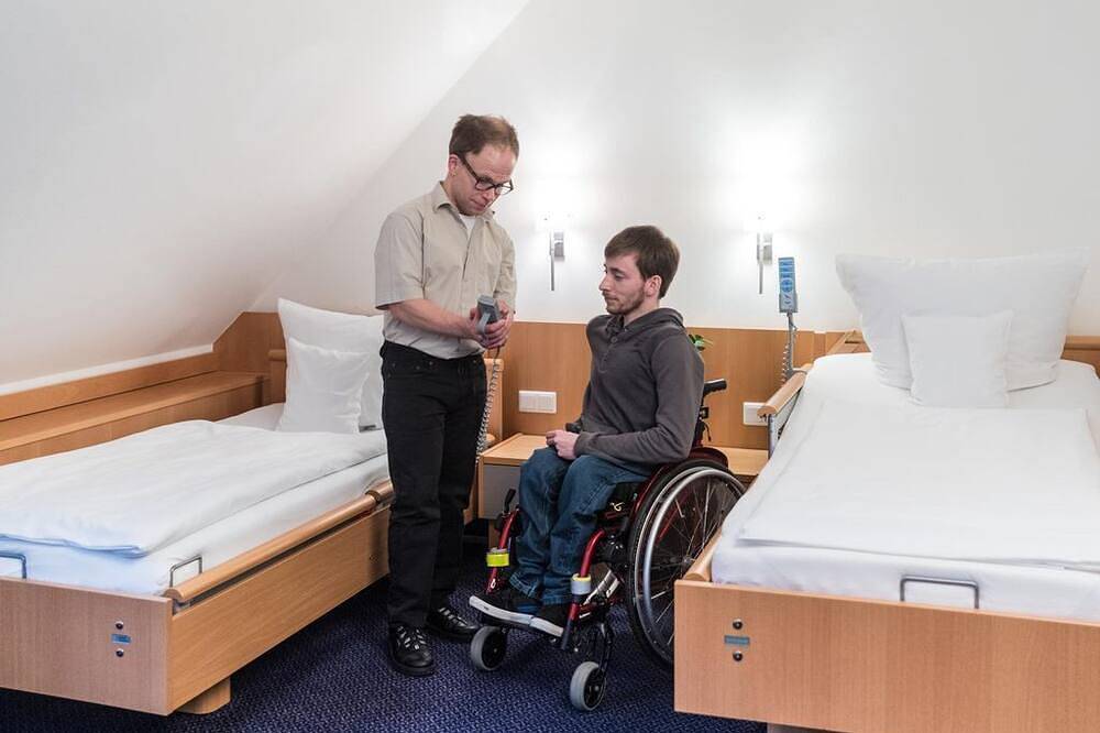 Zweibettzimmer rollstuhlgerecht - euvea Freizeit- und Tagungshotel ggmbh in Neuerburg, Eifelkreis Bitburg-Prüm