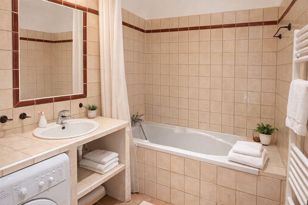 Entire apartment, Genièvre apartment in residence with heated pool in Saint-Trinit, Parc naturel régional du Mont-Ventoux