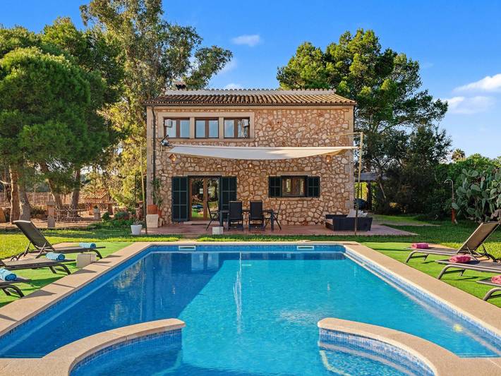 Ferienhaus für 7 Personen, mit Balkon und Pool sowie Garten, kinderfreundlich in Es Trenc