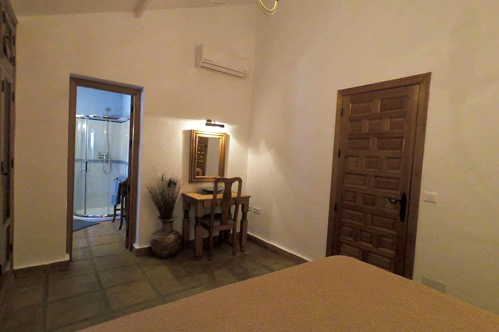 Exceptional Setting, Sensational views, Private Pool terraces & Wifi throughout. in Villanueva de la Concepción, Málaga Province