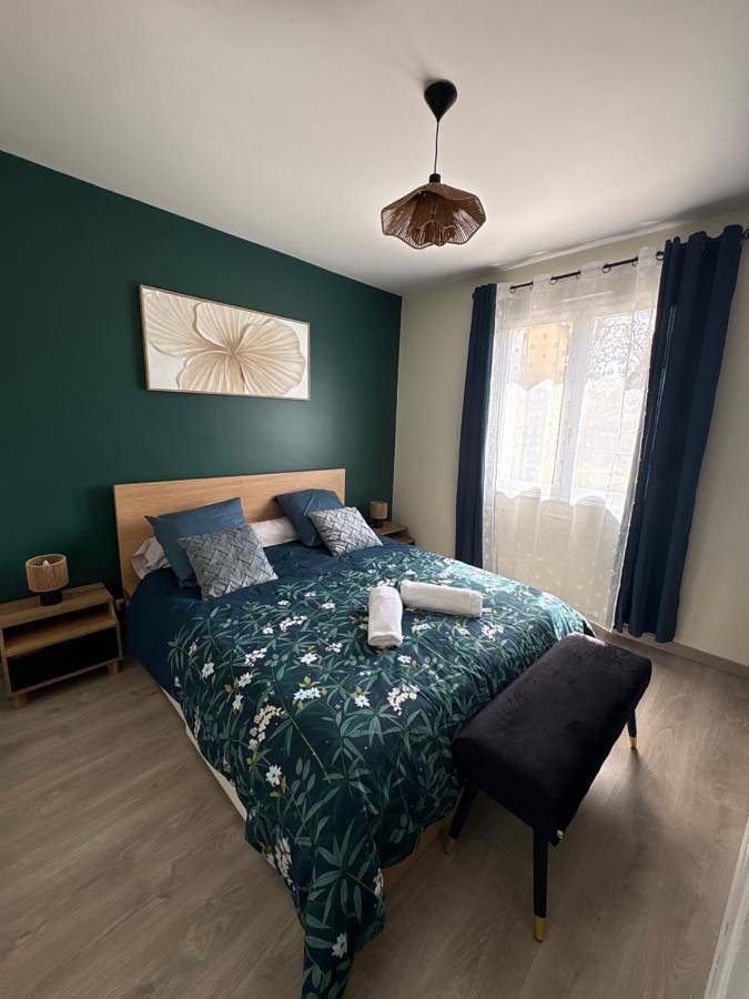 Location de vacances pour 12 personnes, avec jardin et piscine à Cours-de-Pile