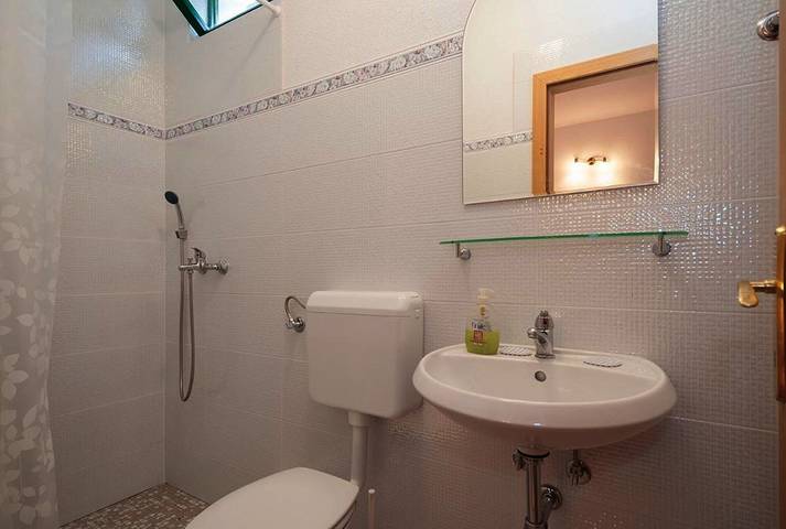 Ferienwohnung für 4 Personen, mit Terrasse in Krvavica - 4