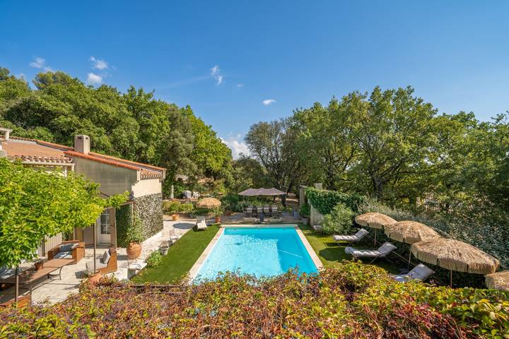 Location de vacances pour 10 personnes, avec Terrasse ainsi que Jardin et Piscine à Vernègues