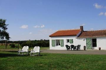 Gîte pour 4 personnes, avec jardin à Vairé