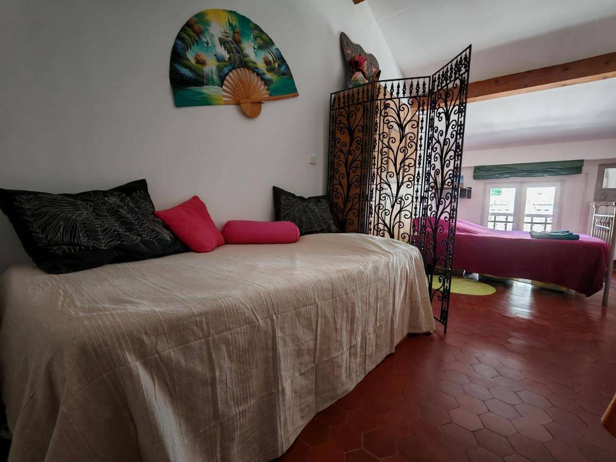 Triple Room with Private Bathroom in Volx, Parc naturel régional du Luberon