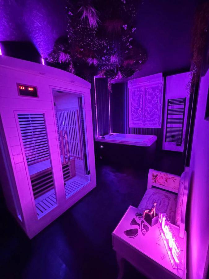 Love room spa et bien etre avec jacuzzi et sauna in Cossé-le-Vivien, Mayenne
