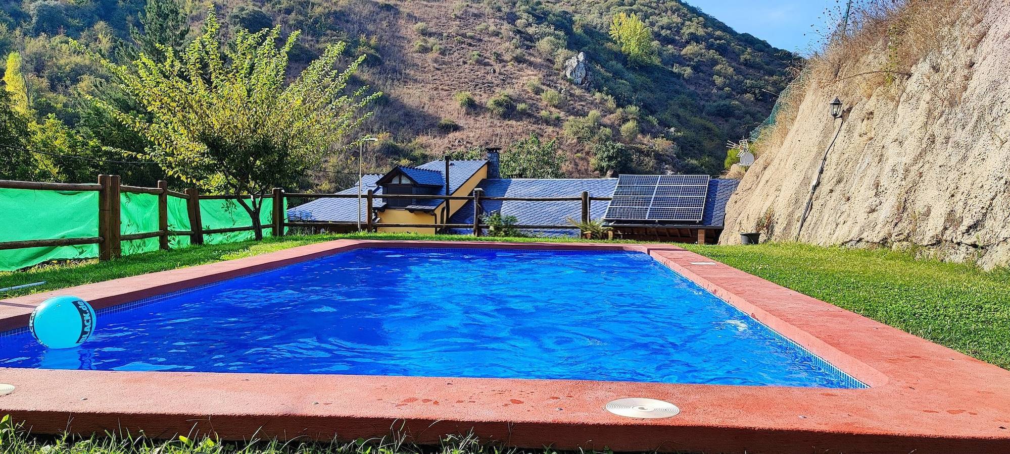 Maison de campagne « Ribera Del Cantero » avec vue montagne, piscine privée et Wi-Fi in Valdecañada, Ponferrada