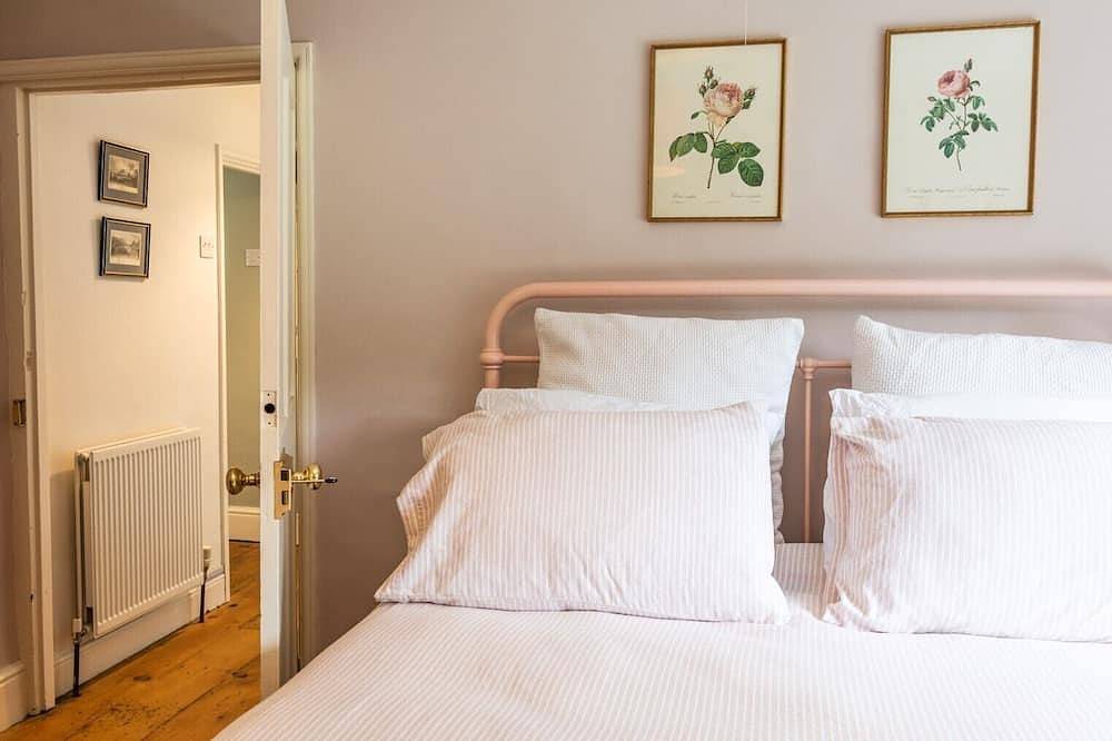 An incredible retreat on the coast for 10, with a beautiful garden in St Dogmaels, Cardigan Bay