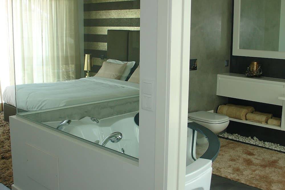 Luxury house, 7min walk to the beach, with private pool, jacuzzi and games room in Praia dos Pescadores (Ericeira), Ericeira