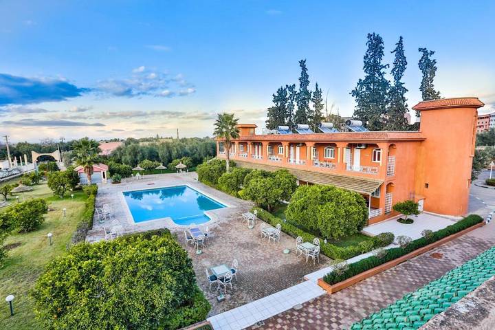 Hôtel pour 2 personnes, avec vue et piscine ainsi que bassin pour enfant et jardin à Béni Mellal