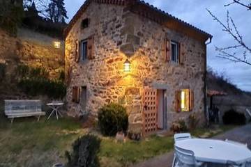 Gîte pour 2 personnes, avec jardin à Tailhac