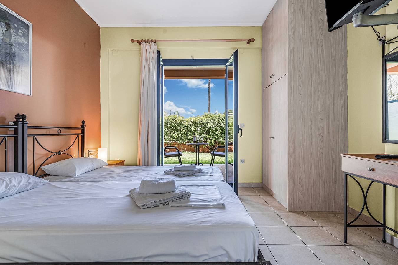 Entire studio, Holiday Apartment "Ionian Breeze Studio 3" with Terraces & Wi-Fi in Frini, Lefkada City