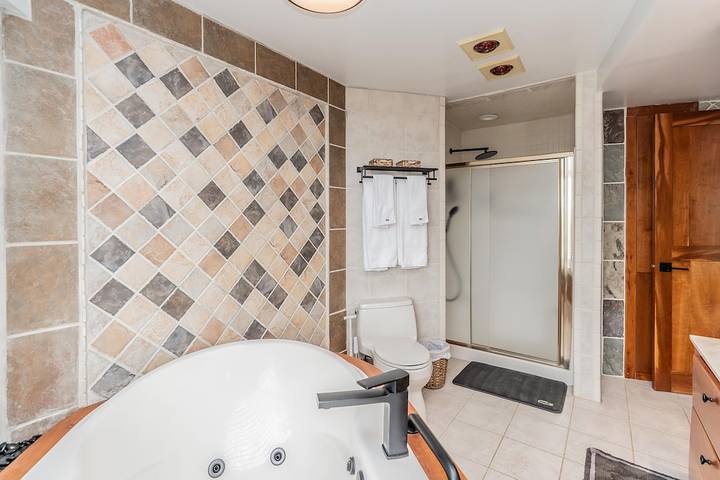 Vacation rental for 10 people, with yard and hot tub in Canandaigua Lake