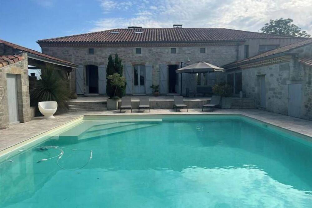 Maison de campagne près d’Agen. Une grande piscine , 5 chambres in Foulayronnes, Quercy