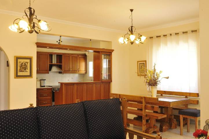 Vacation rental for 5 people, with balcony and yard in Corinth