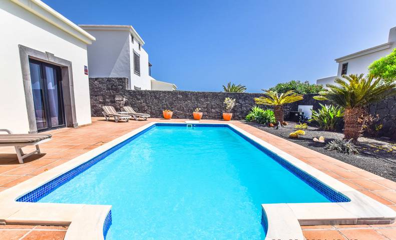 Chalet para 4 personas, con terraza además de jardín y piscina, Familias con niños en Lanzarote - 2