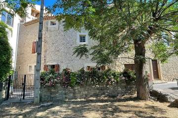 Location de vacances pour 10 personnes, avec terrasse, animaux acceptés à Bize-Minervois