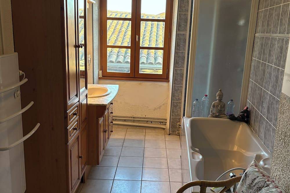Ganze Wohnung, La Parenthèse, 2 bedrooms & terrace in Bourg-Saint-Andéol, Privas