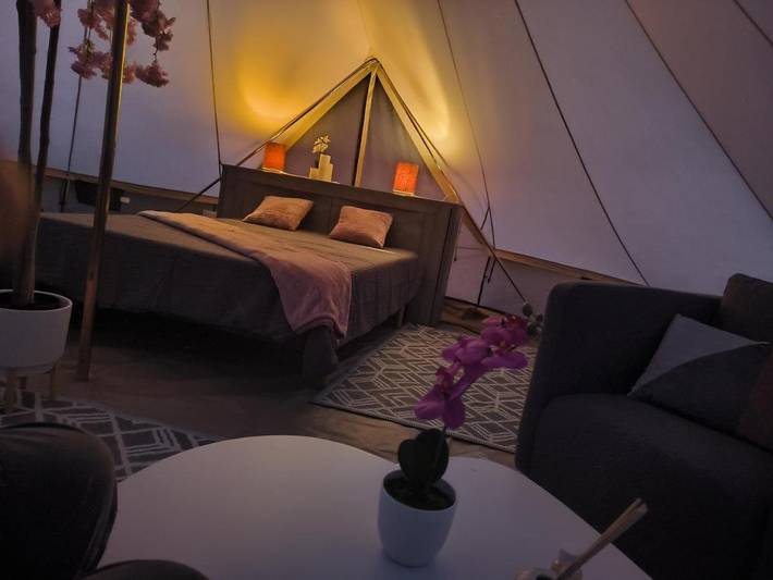 Tente pour 2 personnes, avec terrasse ainsi que jardin et vue dans Allier - 2