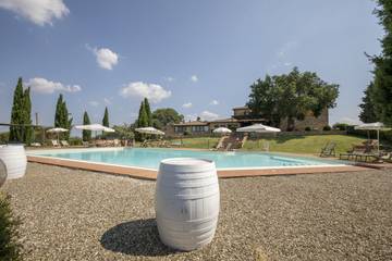 Location de vacances pour 30 personnes, avec piscine et jardin à San Giovanni d'Asso