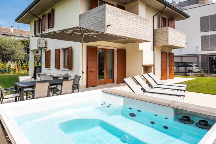 Villa für 8 Personen, mit Balkon und Whirlpool sowie Terrasse und Garten in Bardolino