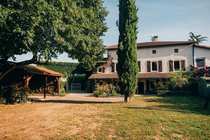 Gîte pour 23 personnes, avec piscine ainsi que jardin et vue dans Agnin