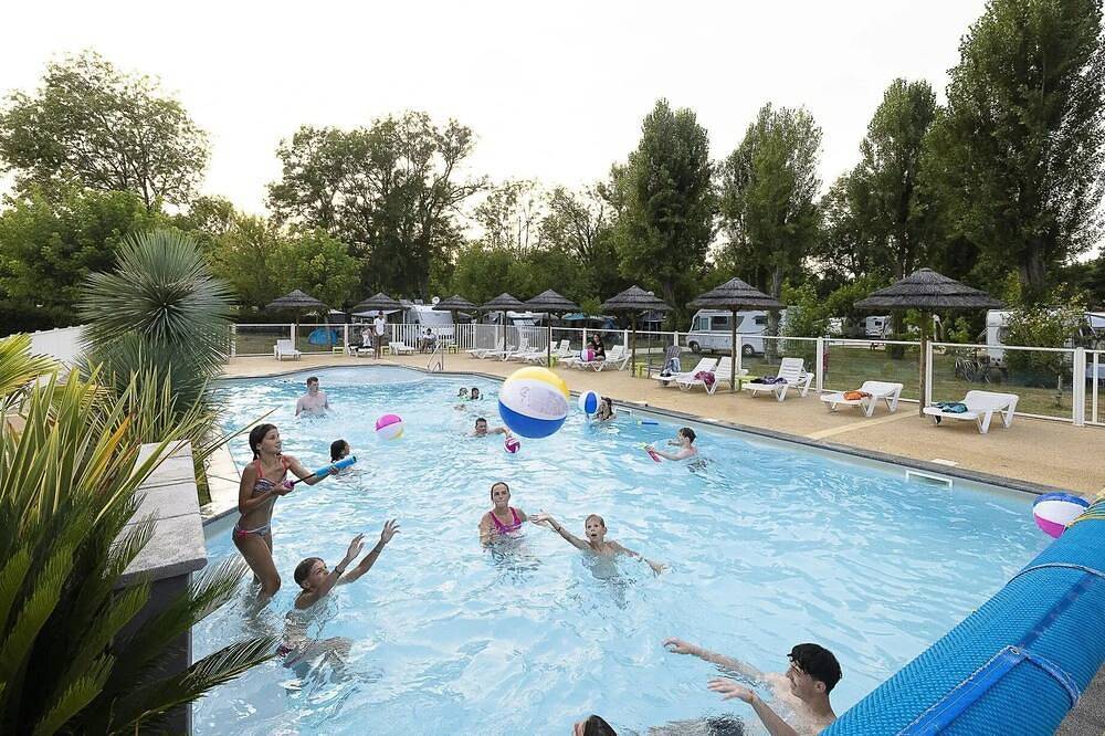 Zecamping 3 étoiles familial piscine chauffée locatif Tv clim 25m2 in Montpon-Ménestérol, Périgord Blanc