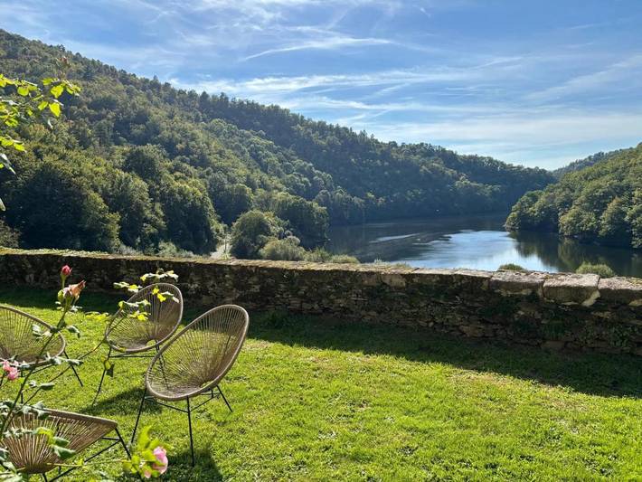 Location de vacances pour 2 personnes, avec vue ainsi que vue sur le lac et jardin à Hautefage - 3