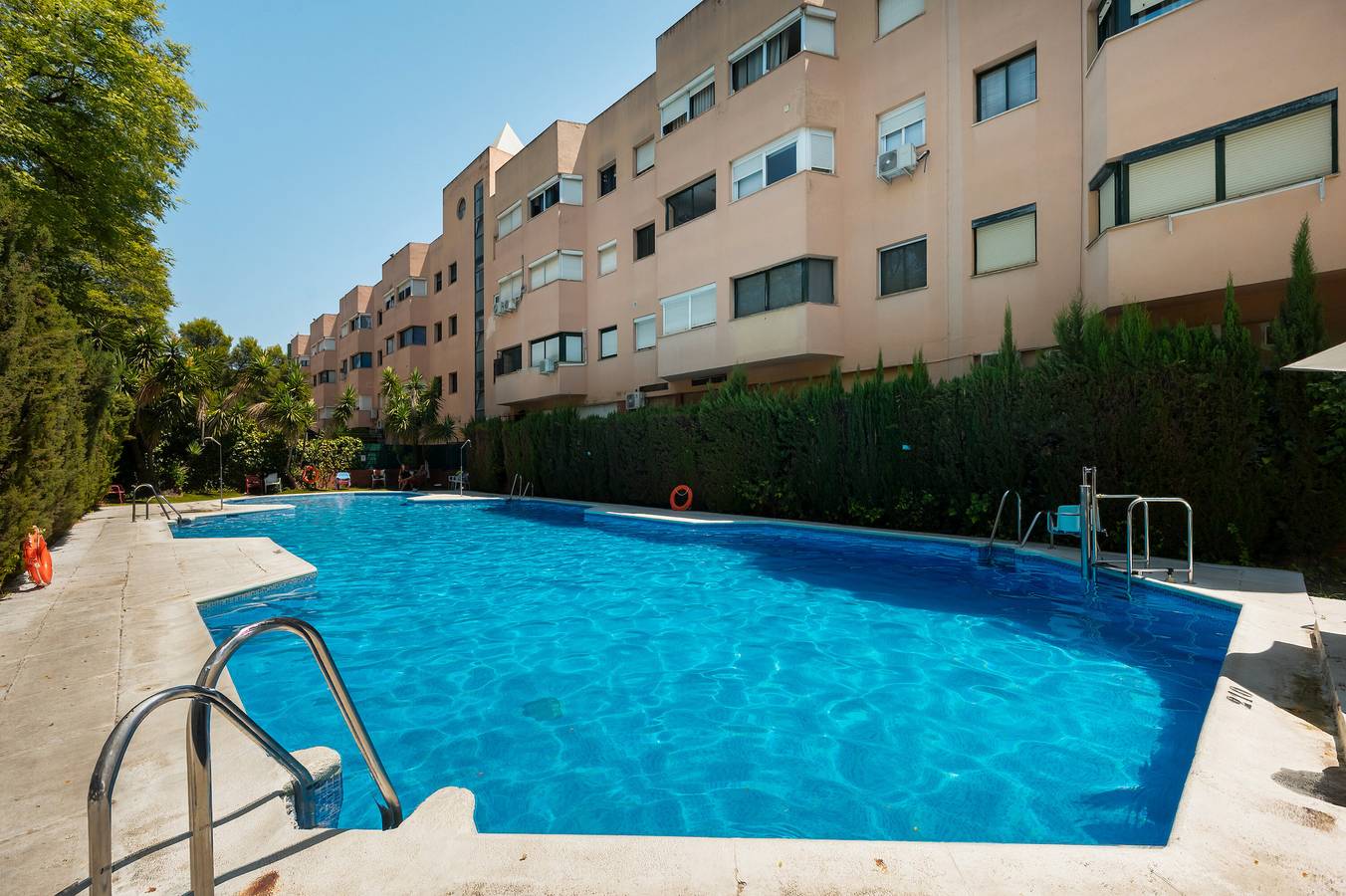 Entire apartment, Apartment 'Palacio De Congresos' with Shared Pool, Wi-Fi and Air Conditioning in Este-Alcosa-Torreblanca, Sevilla