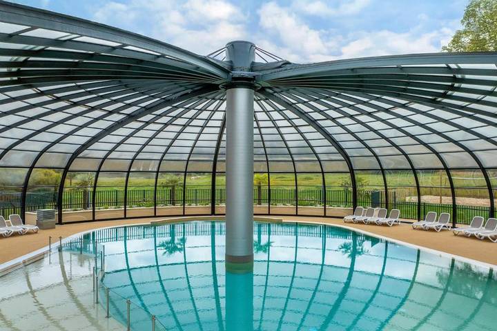 Camping pour 6 personnes, avec Jacuzzi et Terrasse ainsi que Jardin et Piscine à Saint-Julien-des-Landes