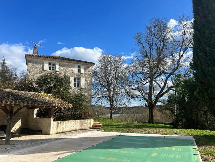 Location de vacances pour 4 personnes, avec terrasse ainsi que vue sur le lac et piscine à Roquecor - 4