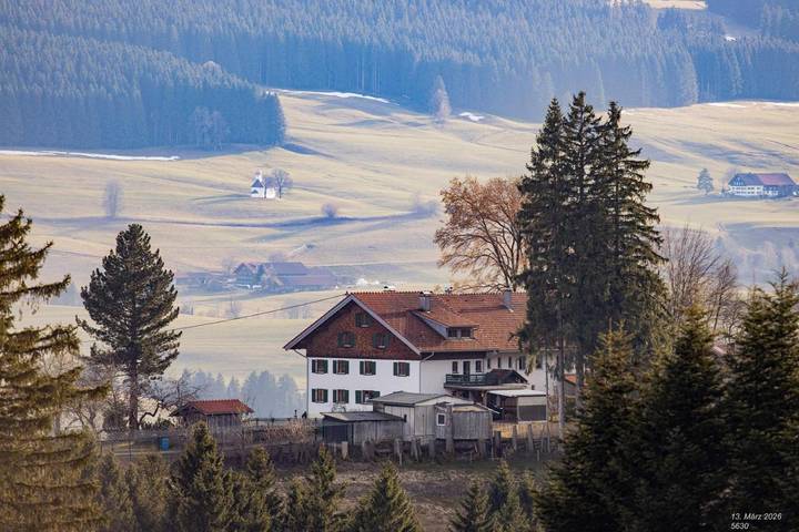 Ferienwohnung für 5 Personen, mit Terrasse und Garten sowie Ausblick in Weitnau