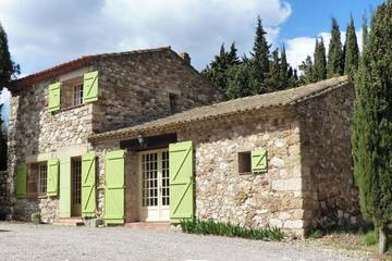 Location de vacances pour 10 personnes, animaux acceptés à Thézan-des-Corbières