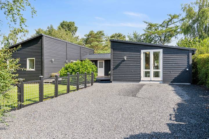 Ferieudlejning for 8 personer, med have i Stillinge Strand