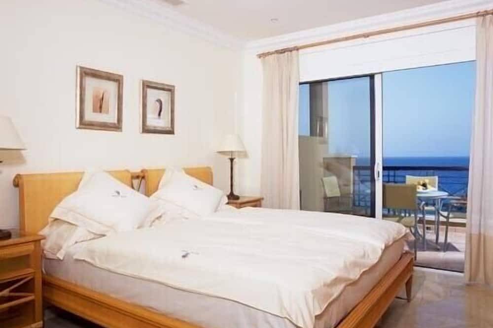 Entire apartment, El Nautico Suites Luxurious Apartment,  - Free Wifi - in Apartment. in Las Adelfas, San Miguel de Abona