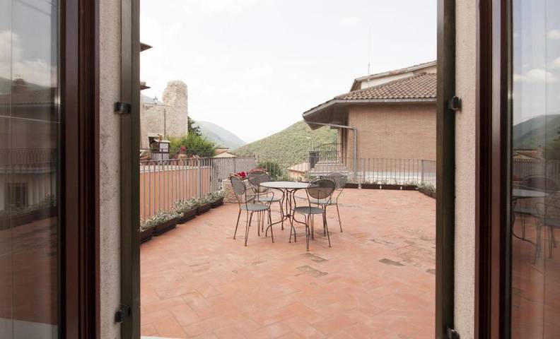 Appartamento per 5 persone, con giardino e panorama in Cerreto di Spoleto