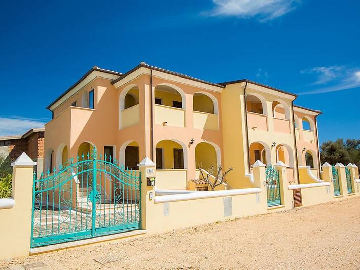 Ferienwohnung für 3 Personen, mit Terrasse und Garten sowie Pool