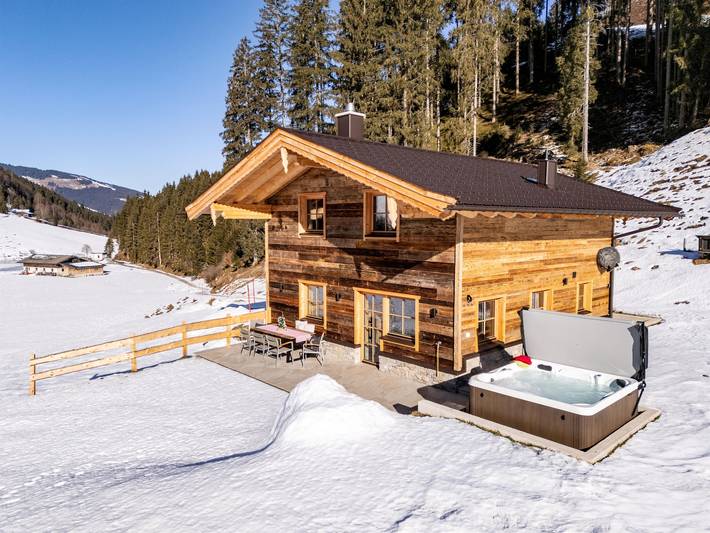 Chalet voor 8 personen, with terras and whirlpool as well as sauna in Hopfgarten im Brixental