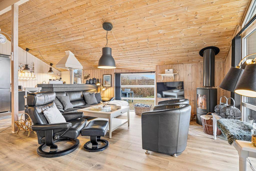 Strandnahes Sommerhaus mit Sauna & Whirlpool in Henne Strand in Henne, Varde