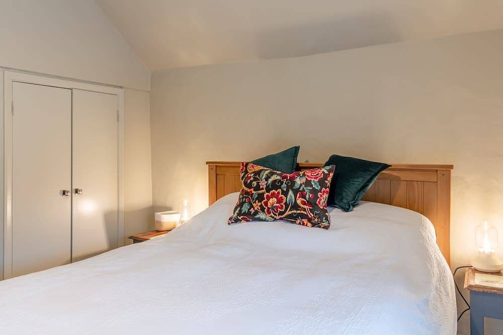 Cotswold Way Cottage, Rodborough - sleeps 4 guests  in 2 bedrooms in Stroud, Gloucestershire
