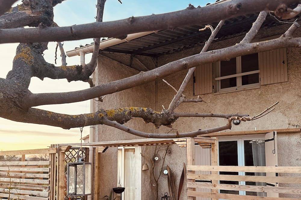 2-bedrooms entire villa with jacuzzi and garden in charming Provence in Sénas, Arles region