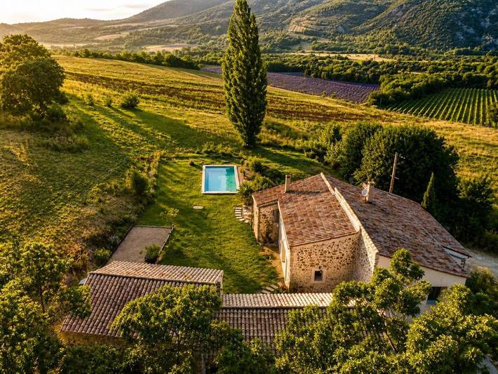 Maison de vacances pour 10 personnes, avec Terrasse et Jardin ainsi que Piscine et Vue à Roche-Saint-Secret-Béconne