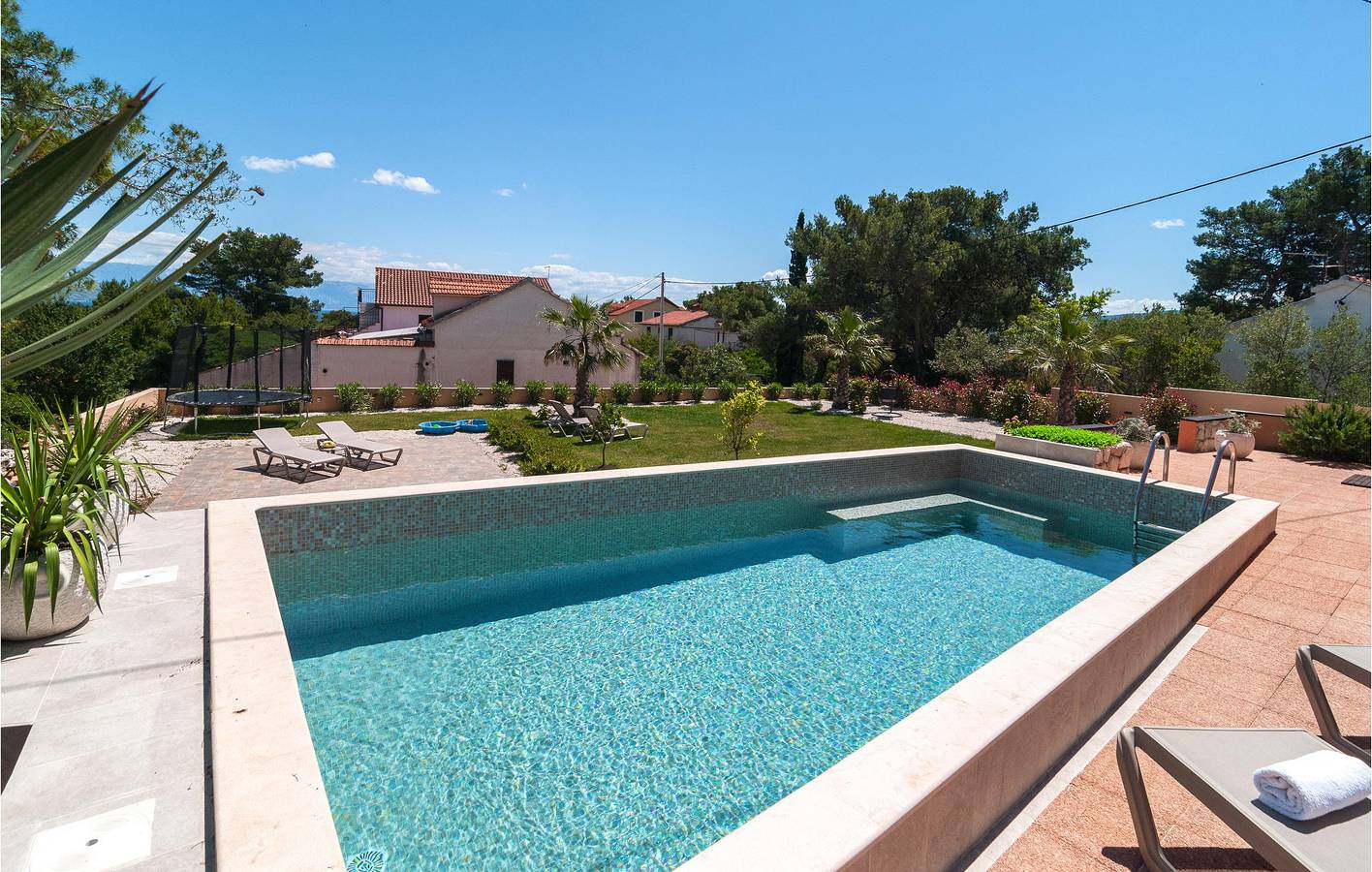 Geräumige 2-Zimmer-Wohnung mit Pool und Terrasse, 2,5 km vom Strand entfernt in Vrboska, Hvar