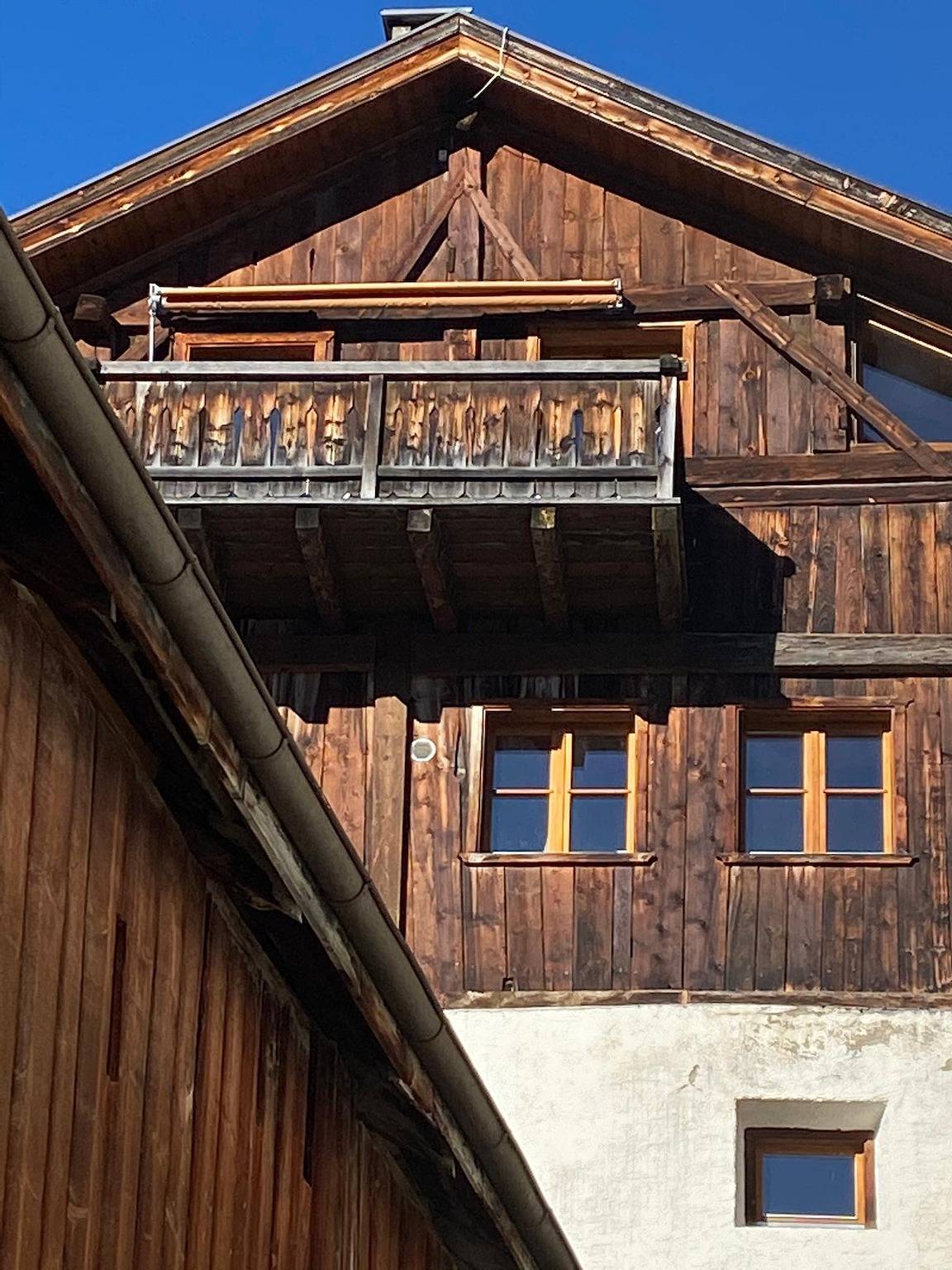 Ganze Ferienwohnung, Ferienwohnung Jassa Sura - Ferienwohnung im Engadinerhaus 148 m2 max 6-7 Personen in Tschlin, Valsot