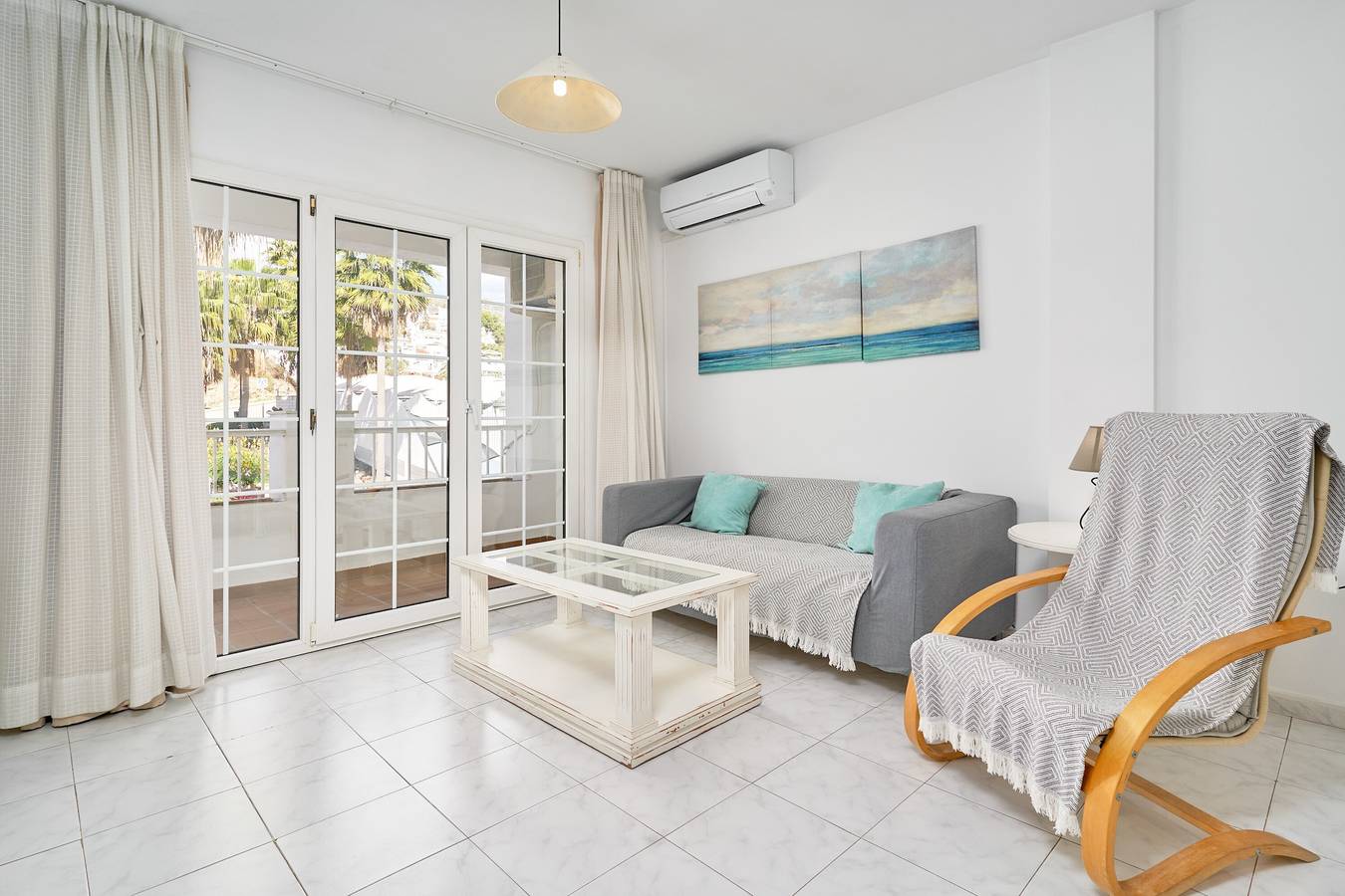 Apartamento en hotel 'N8' con piscina compartida, Wi-Fi y aire acondicionado in Playa de Burriana, Nerja